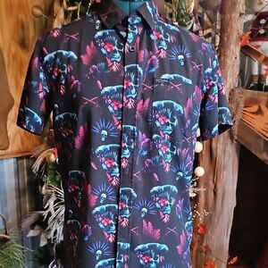 RETRO RIFLE BLACKBEARD Short-Sleeve Button-Down Shirt with Blue and Pink Skull
